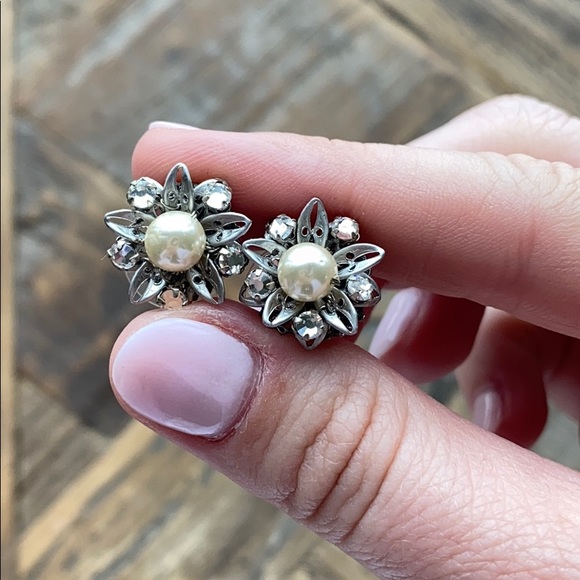 Miriam Haskell Pearl Studs - Picture 2 of 4